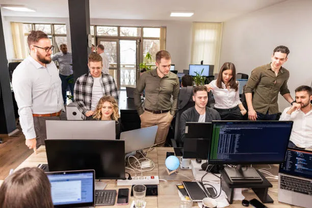 Команда electro-grid.fit працює в офісі